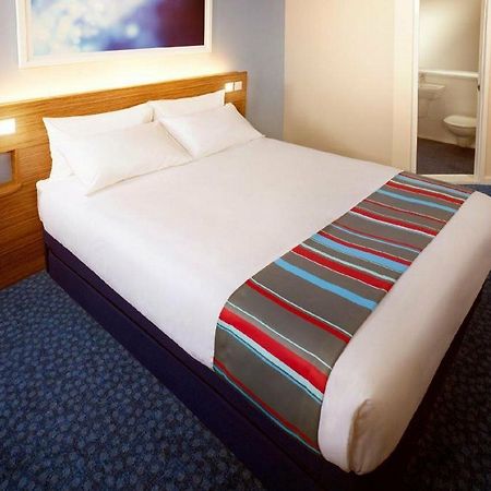 Travelodge Cardiff Airport Барри Экстерьер фото