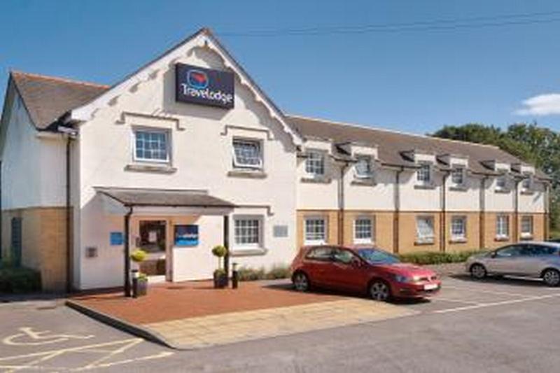 Travelodge Cardiff Airport Барри Экстерьер фото