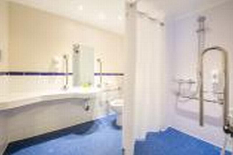 Travelodge Cardiff Airport Барри Экстерьер фото