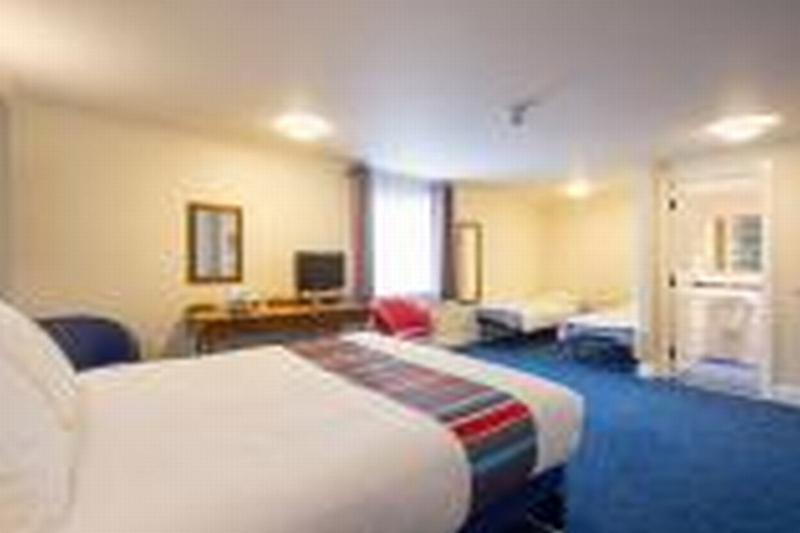 Travelodge Cardiff Airport Барри Экстерьер фото