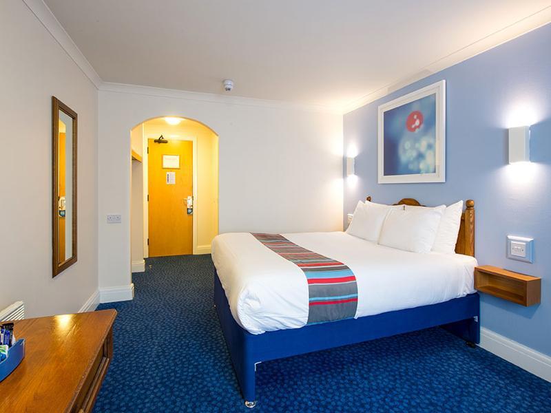 Travelodge Cardiff Airport Барри Экстерьер фото