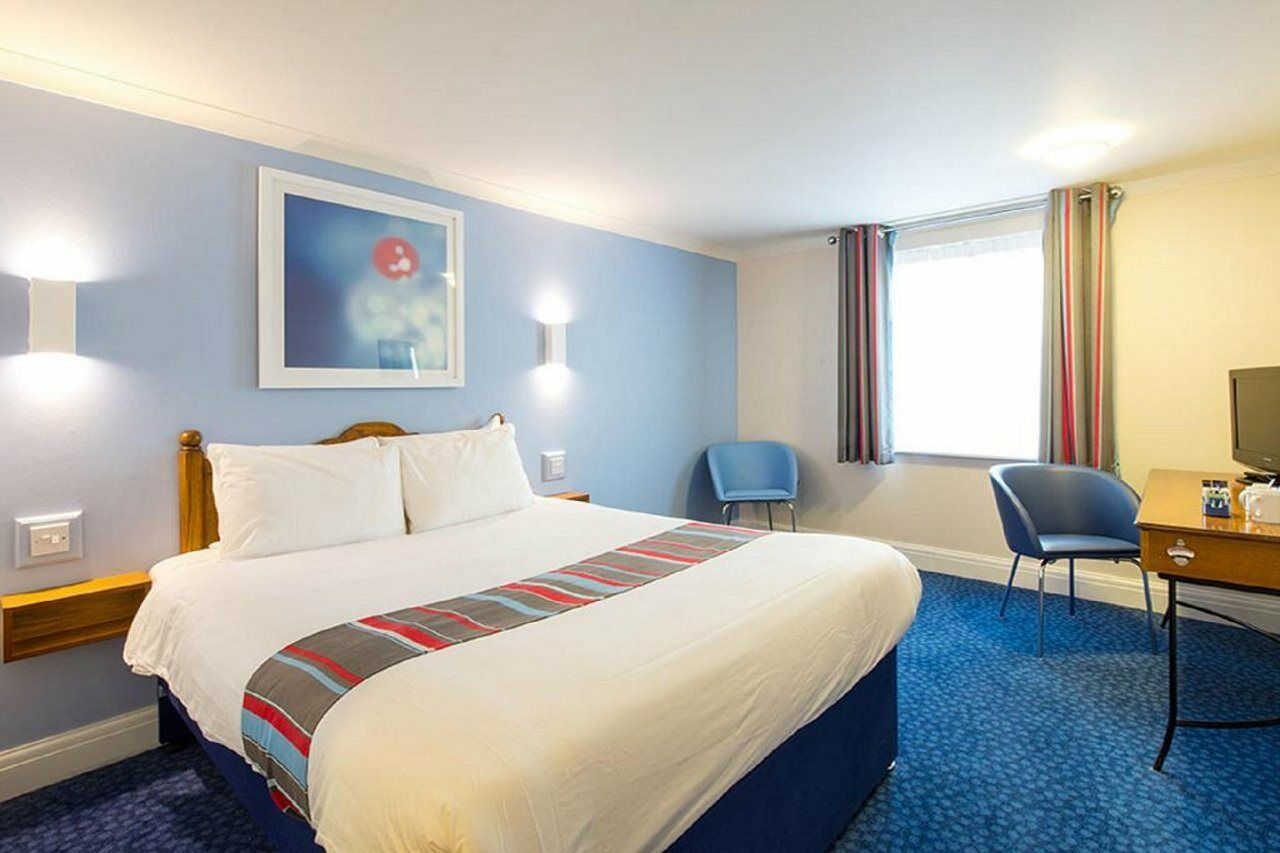 Travelodge Cardiff Airport Барри Экстерьер фото
