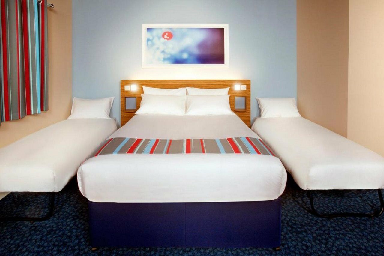 Travelodge Cardiff Airport Барри Экстерьер фото